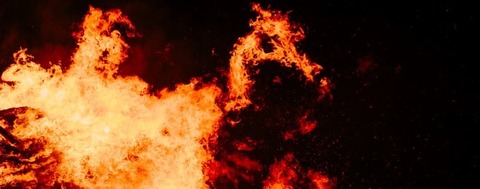 Intensiva, orange och röda eldlågor mot en mörk bakgrund - ett oförutsett haveri kan bli katastrofal för kraftvärmeverk.