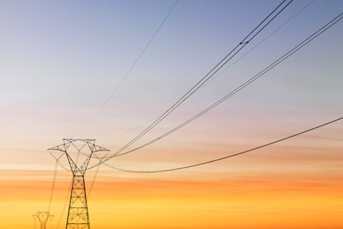 Elektriciteitsmast met kabels