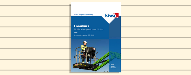 Omslag p&aring; utbildningsmaterial med texten "F&ouml;rarkurs Mobila arbetsplattformar (skylift)" och Kiwa-logotypen. En person i arbetskl&auml;der st&aring;r p&aring; en skylift.