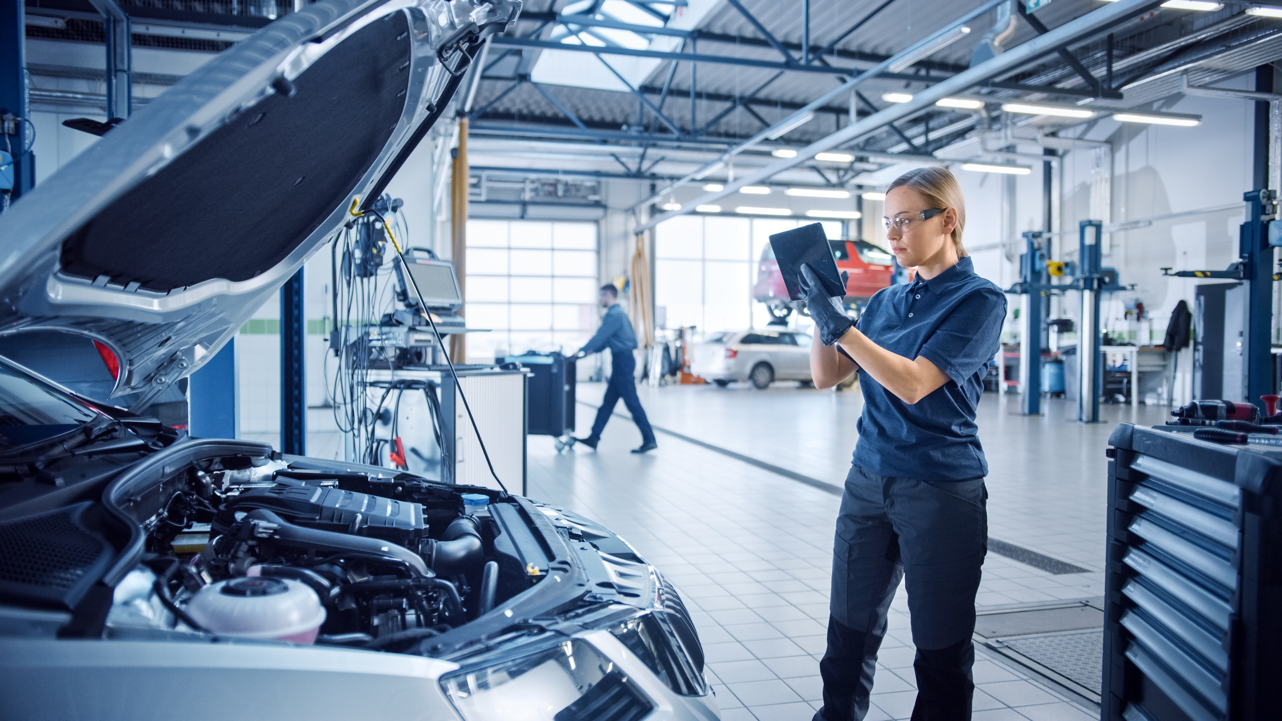女工作人员检查车