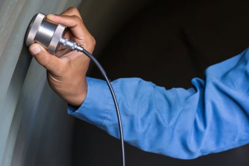 Kiwa specialist conducting a Non-Destructive Test (NDT)