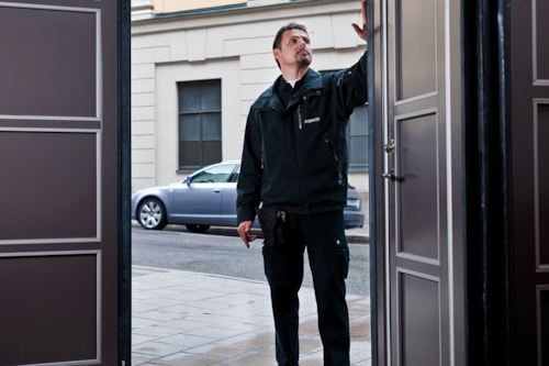 Kiwa ekpert kontrollib uksi