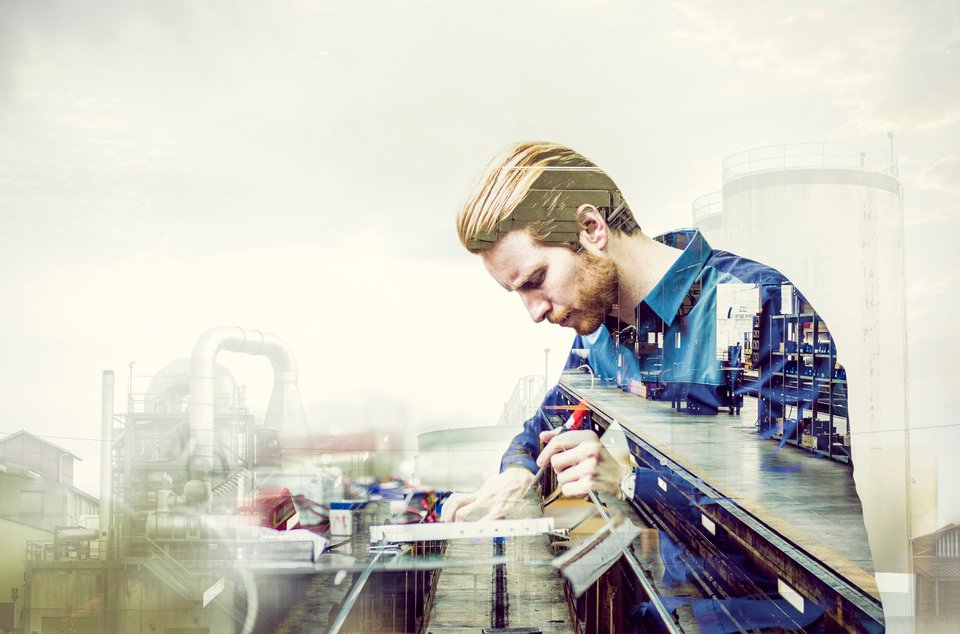 Illustration: En man i blå arbetskläder arbetar vid ett bord jobbar i ett laboratorium för materialtester. 