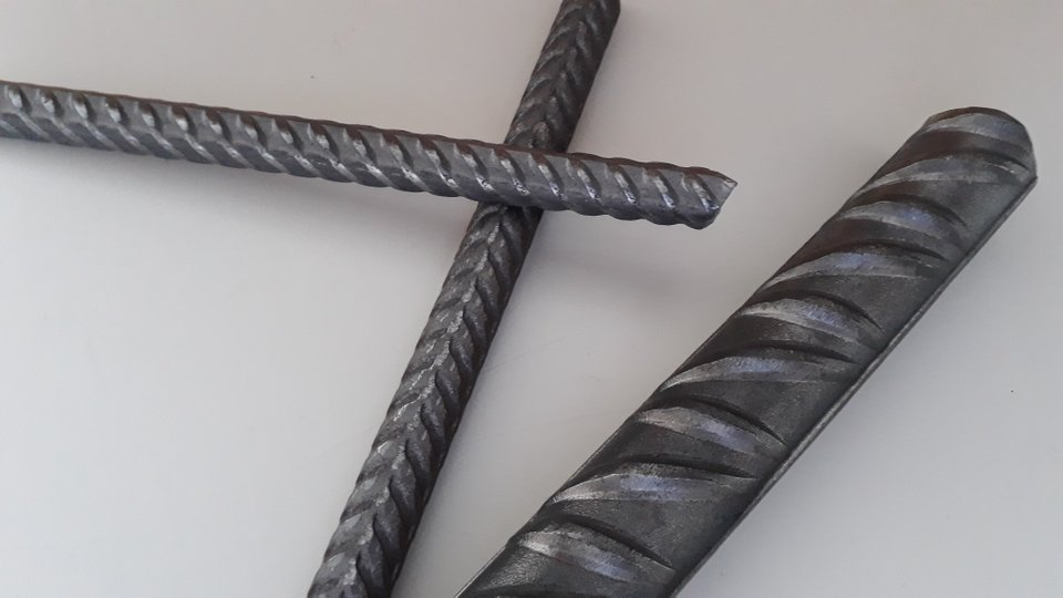 Drie metalen staven met spiraalvormige ribbels op een witte achtergrond.