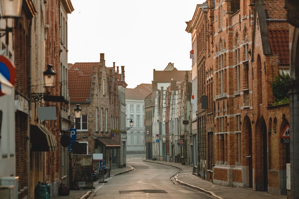 Een rustige straat met historische bakstenen gebouwen en traditionele architectuur