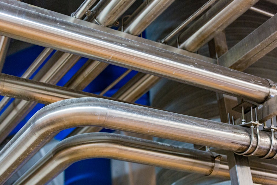 Rörledningar i en industri. 