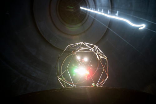 Bolldrönare med en lysande lampa inspekterar insidan av ett mörkt rör och andra trånga utrymmen i industrimiljö.