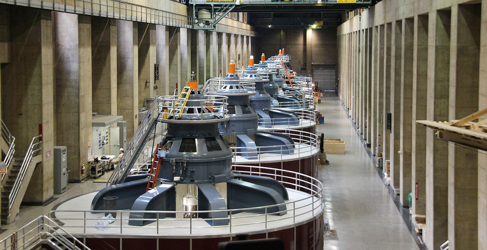 Flera kraftverksgeneratorer på rad.