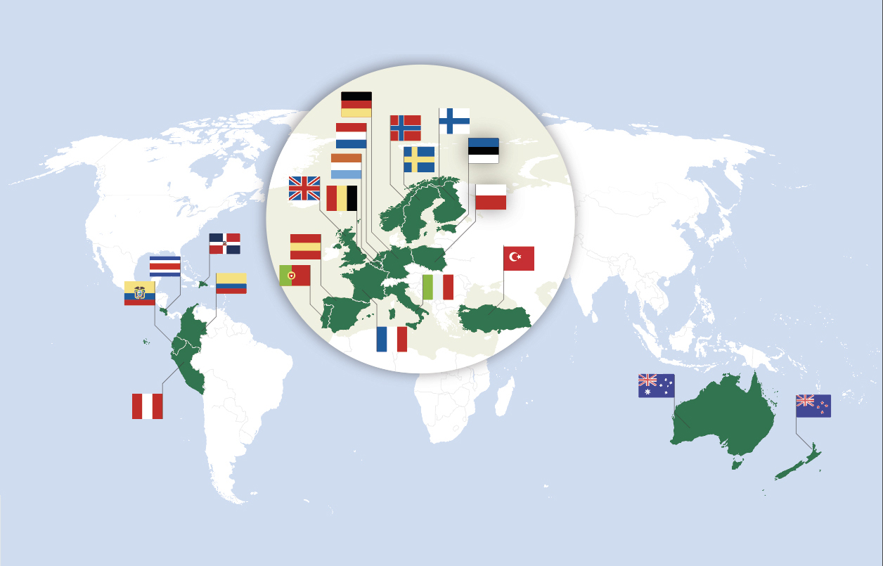 Världskarta med fokus på Europa och grönt markerade länder samt flera europeiska och internationella flaggor.