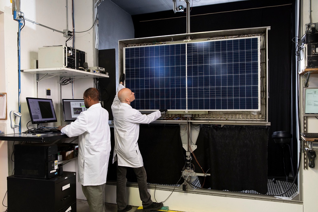 Kiwa töötajad katet tegemas