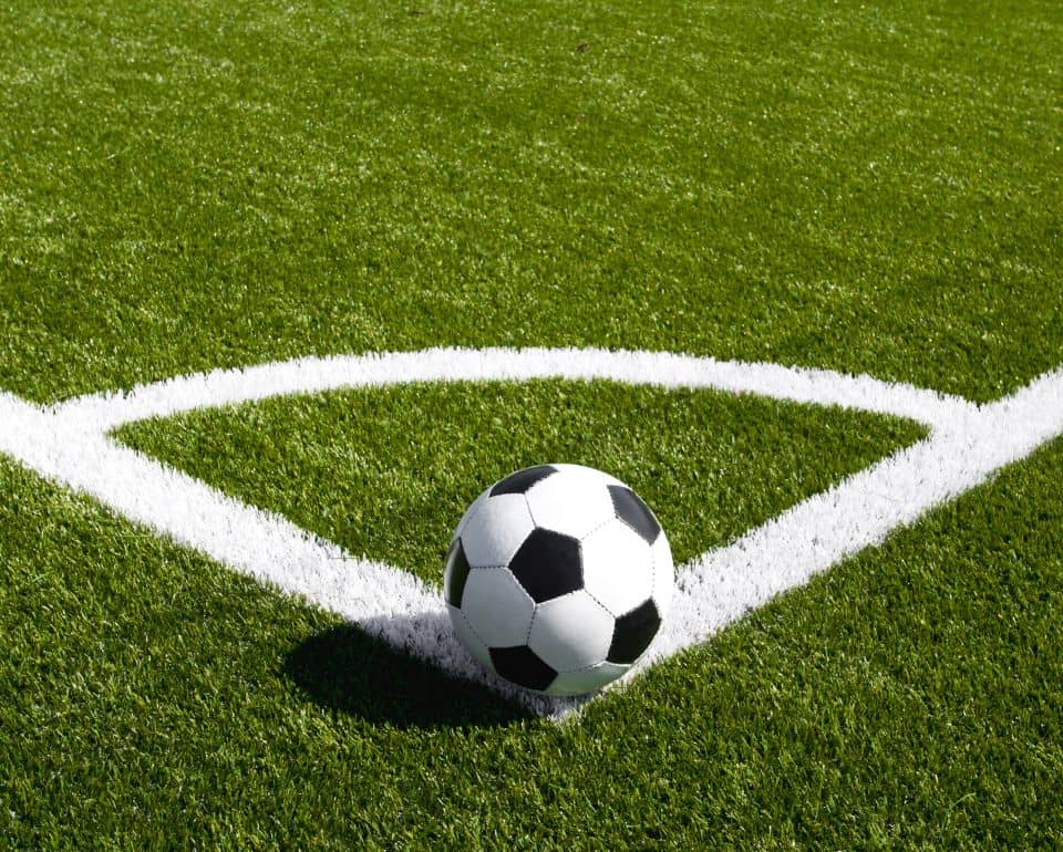 Kunstgrasveld met voetbal