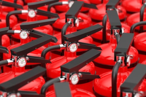 Rode brandblussers met zwarte hendels