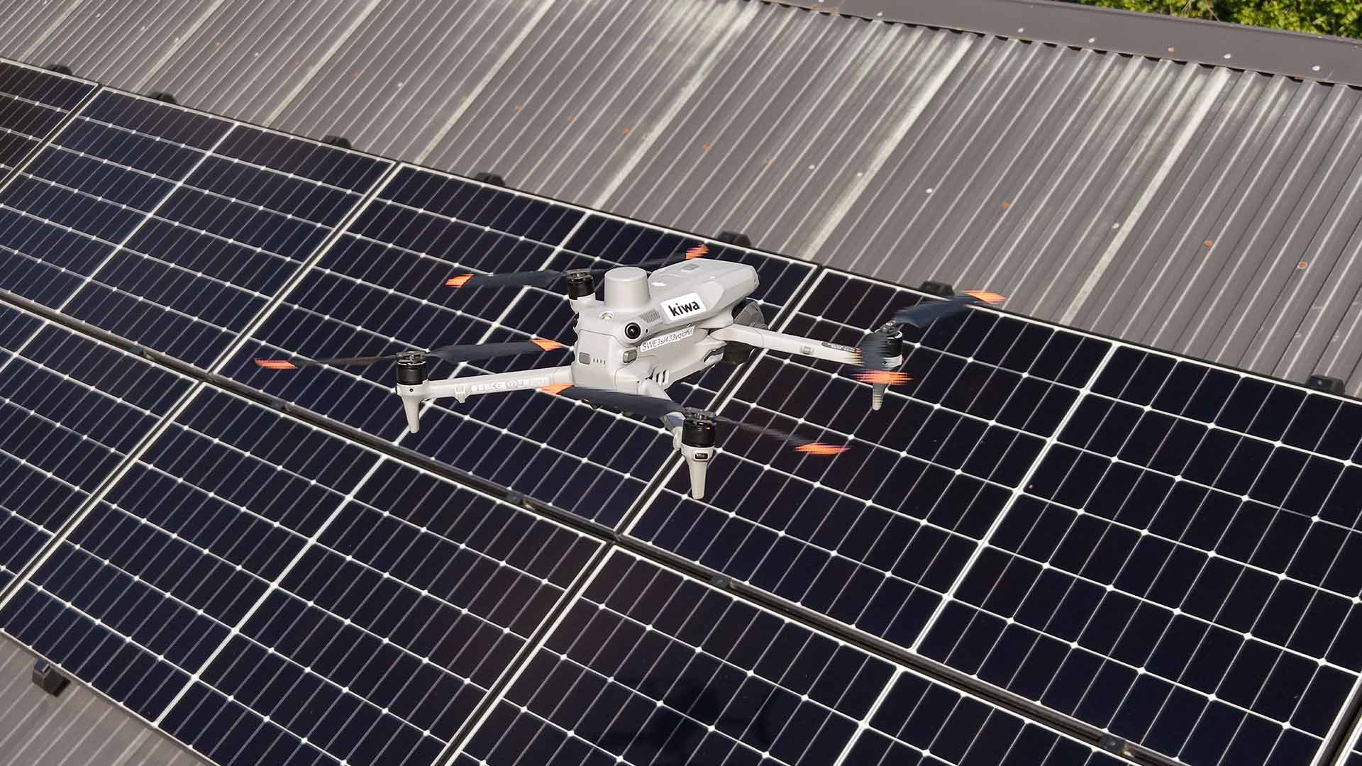 Drönare flyger över fastigheter för att inspektera tak och fasader. 