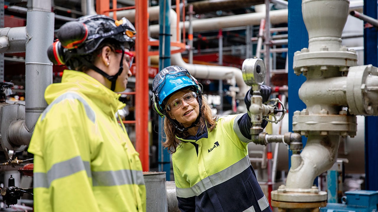Besiktningsingenjörer kontrollelar rör och tryckkärl i en industrianläggning. 