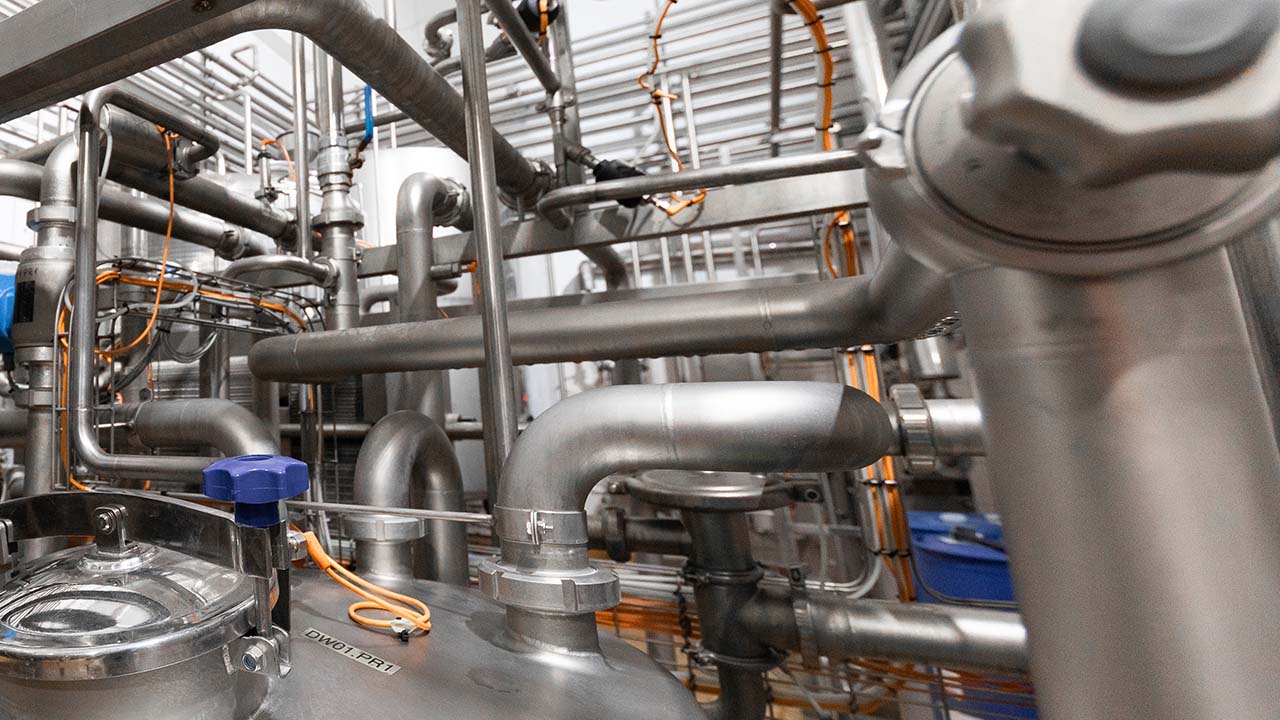 Industriutrustning, kablar, tryckkärl och rörledningar.