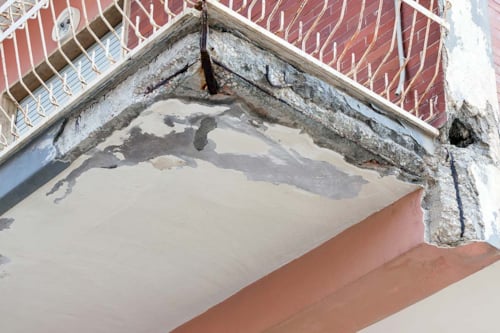 Spjälkningar av betongkanter medför risk för personer som vistas på de underliggande lägenheternas balkonger.