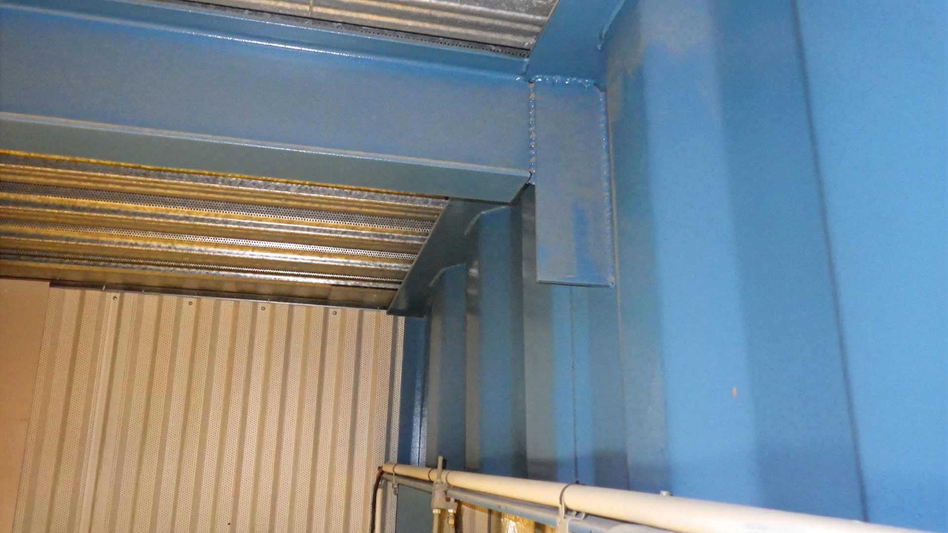 Bl&aring; st&aring;lstomme med takstolar i modernare st&aring;l.   