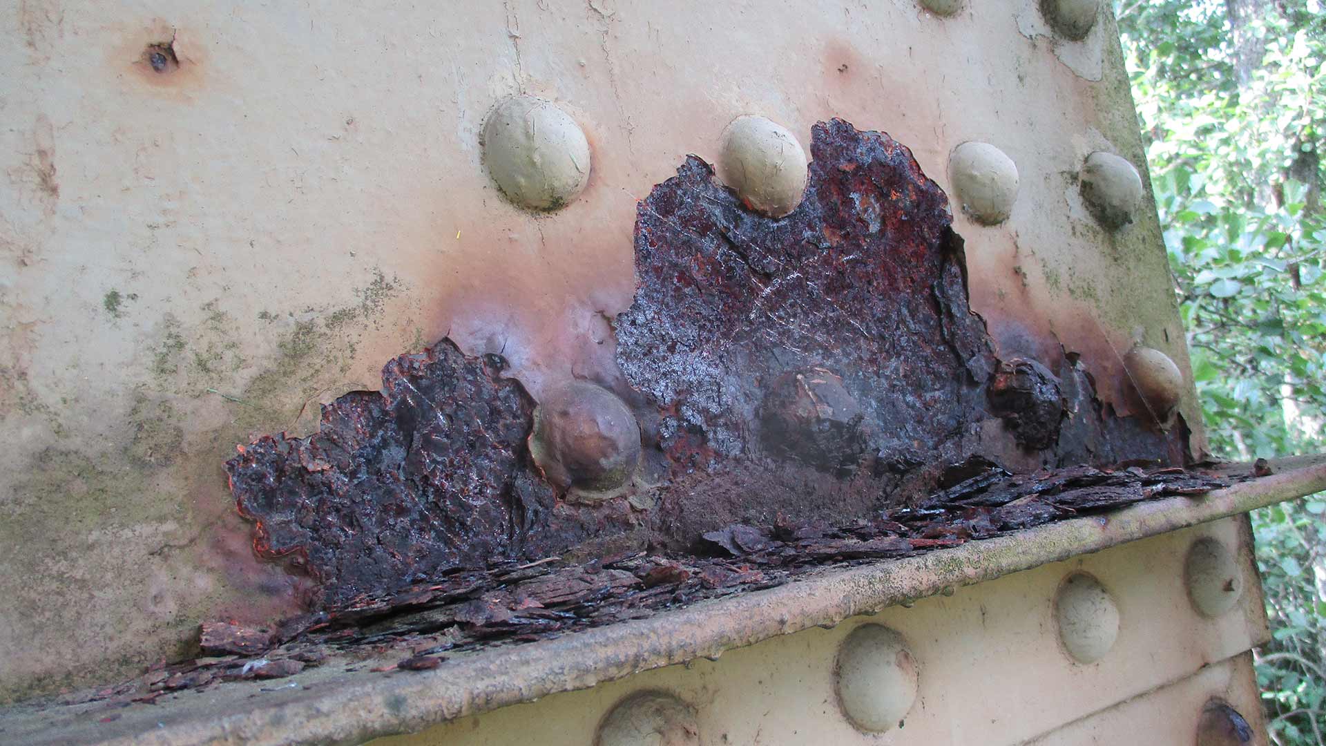 &Auml;ldre konstruktionsst&aring;l med underh&aring;llsbehov.