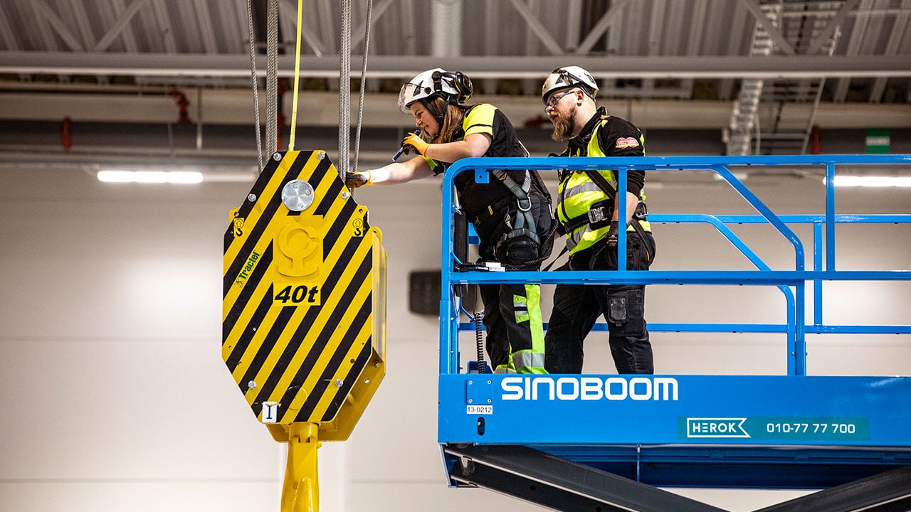 Tv&aring; personer utf&ouml;r en krankontroll fr&aring;n en mobil arbetsplattform. 